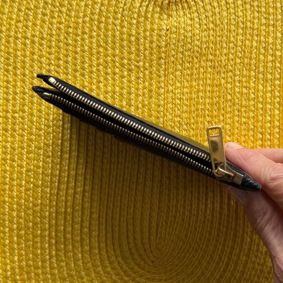 CELINE ZIPPED COMPACT CARD HOLDER IN GRAINED CALFSKIN BLACK W/ GOLD HARDWARE - Picture 4 of 7